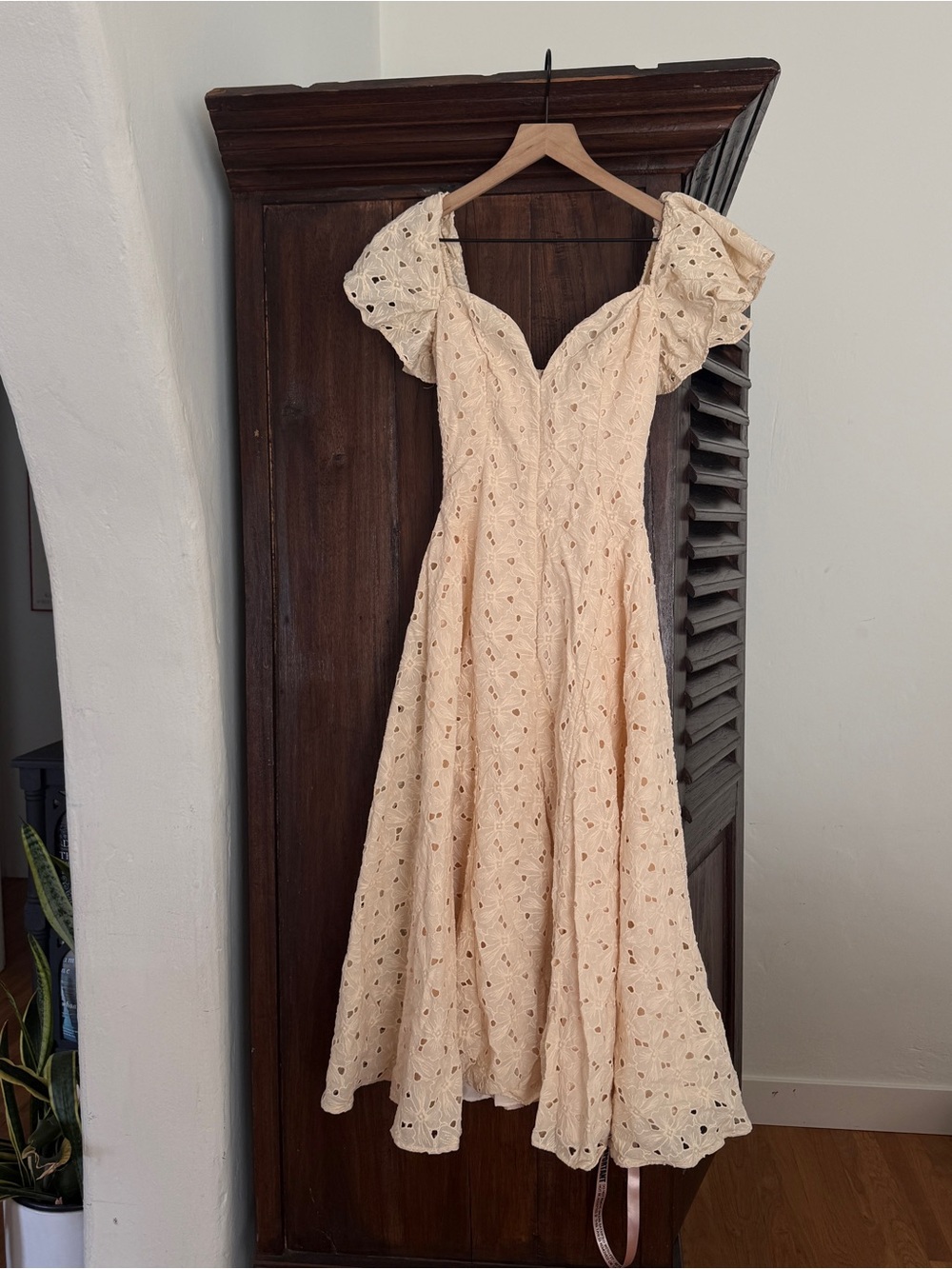 NEW House of CB Women's Cream Eyelet Puff-Sleeve Midi Dress